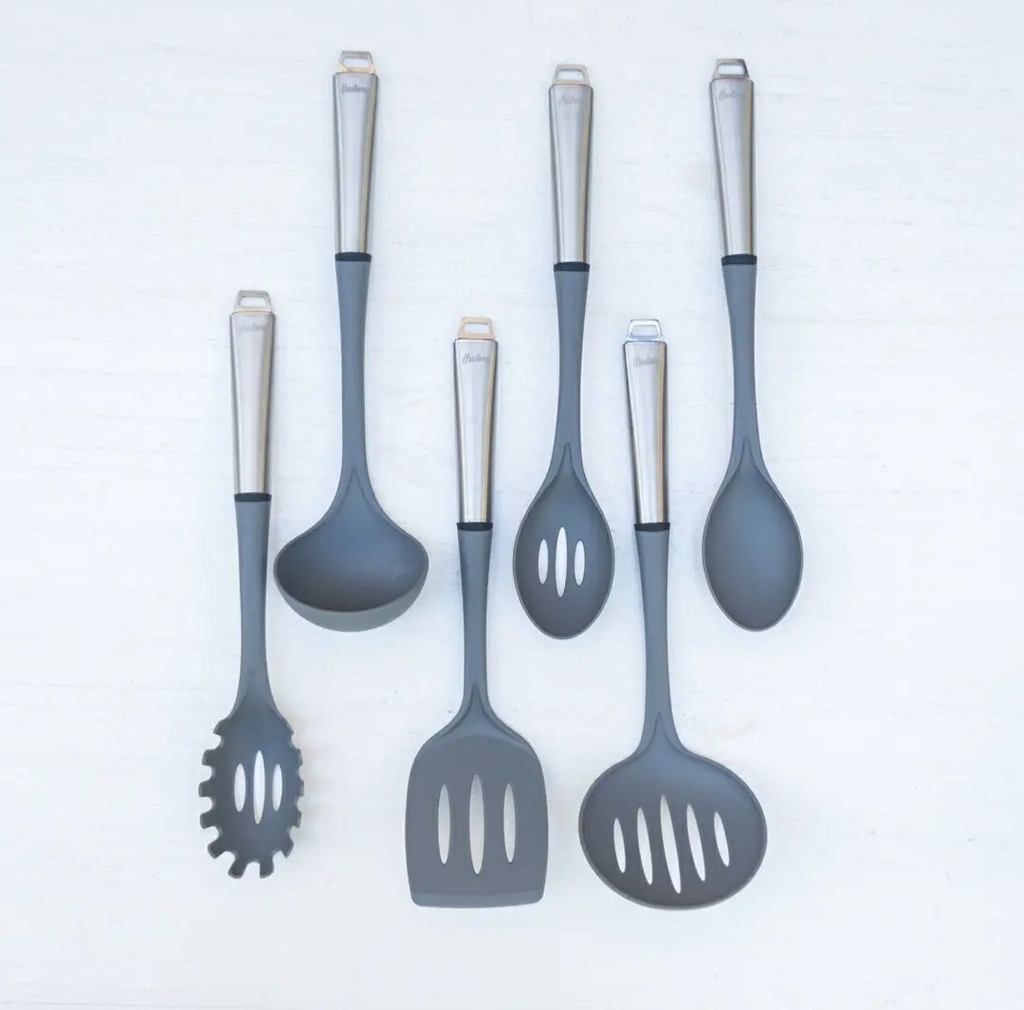 SET DE UTENSILIOS PARA COCINA - DE NYLON COLOR GRIS CON SOPORTE - MANGO DE  ACERO INOX. - LÍNEA HUDSON - Abanico Bazar