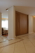 Sala de Estar com porta de correr ripada - Teceart Mineira