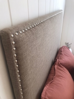 RESPALDO DE CAMA CON TACHAS