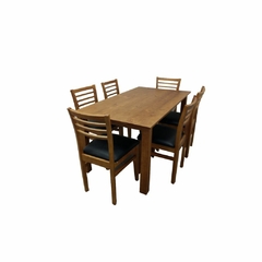 juego comedor para 6 personas 160x90cm en pino pintado y lustrado en color castaño crudo con sillas color castaño crudo con asientos tapizados en eco cuero negro