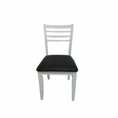 silla de pino pintado y lustrado color blanco con asiento tapizado en eco cuero negro antimancha