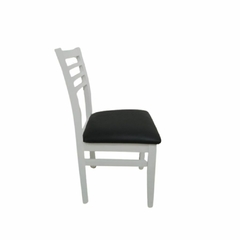 silla firme y resistente construida en pino pintado y lustrado color blanco con asiento en eco cuero negro anti manchas 