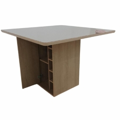 mesa cuadrada 105x105cm tapa de vidrio de 3mm y estructura de MDP 18mm con estante y bodega color simil madera freijo