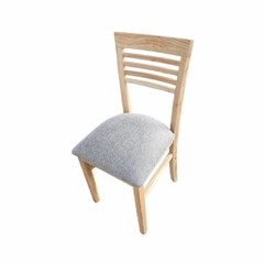 Silla construida en madera paraiso reforzada con asiento tapizado en chenille 