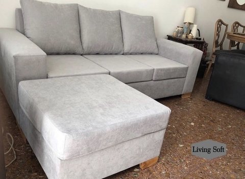 Sofa 2x0,90 con puff de 70x70.