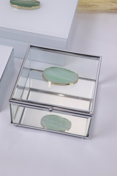 caixa de vidro com pedra ágatha verde