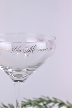Imagem do taça de vidro com escrita dourada.
