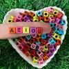 Miçanga Infantil 50 VOGAIS Alfabeto Cubo Colorido/Preto Letras Bijuterias