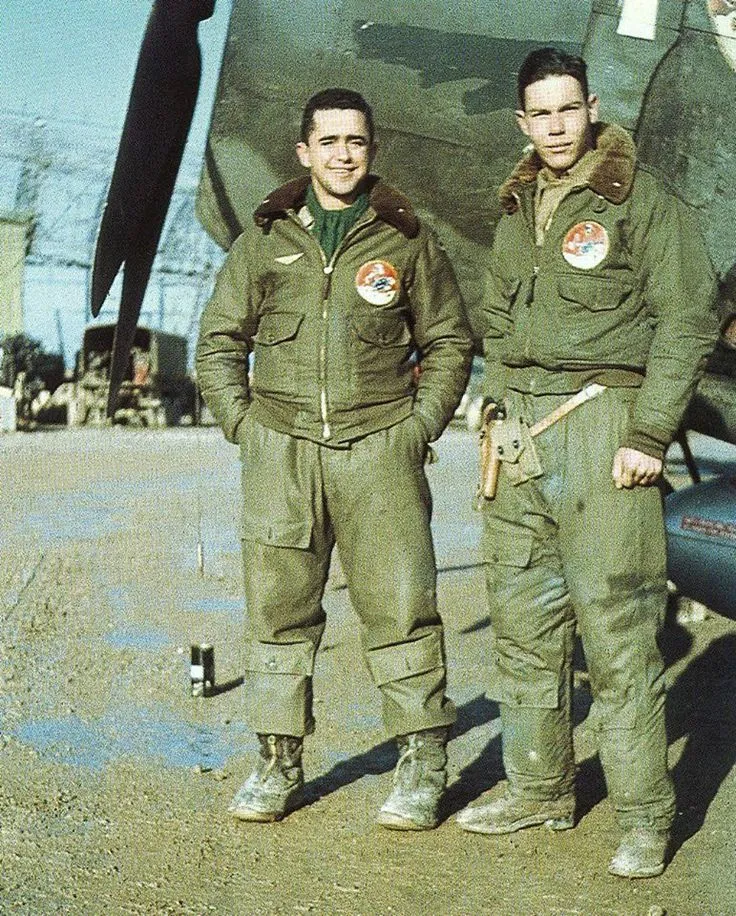 Combatentes do esquadrão Senta a Púa! vestem uma jaqueta bomber B-10