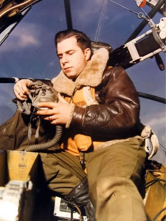 combatente veste uma jaqueta bomber b-3 em seu avião