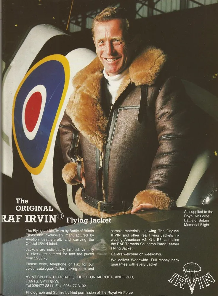 homem veste uma jaqueta RAF Irvin em couro de ovelha