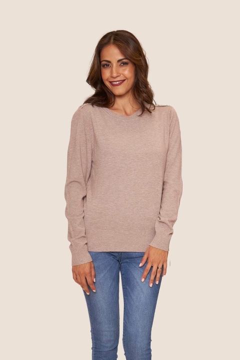 Exitosa empresaria beber café al aire libre. traje femenino de otoño. ropa  para el invierno europeo. abrigo de piel de mujer elegante. elegante dama  parisina con boina. texturas versátiles. moda y belleza. 