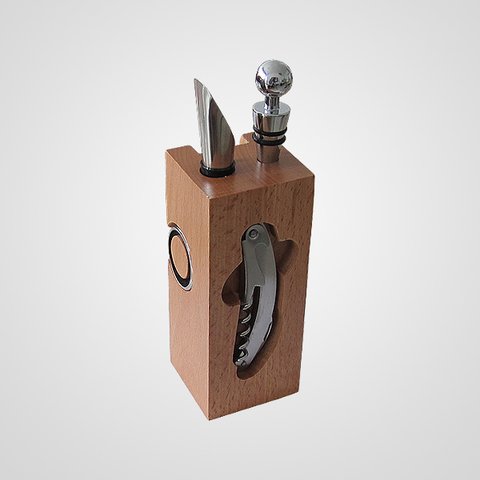 Set de vino de cuatro piezas caladas en bloque de madera.