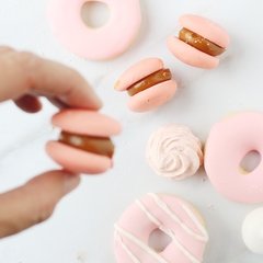 Mesa dulce temática con torta - Quijote · Sándwiches y Pastelería Artesanal