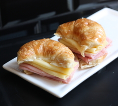 Medialunas de Jamón y Queso - comprar online