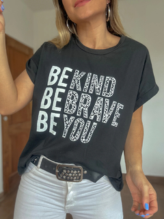 Remera Be Kind Blanca en internet
