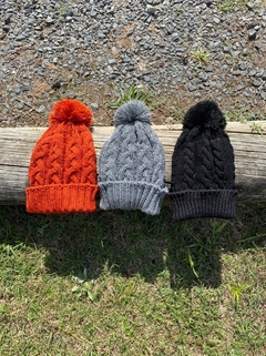 Gorro de Lana con Pompón Trenzado