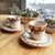 Taza de café con plato en internet