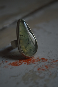 Anillo Mineral Prenhita ▽ Listo para entregar en internet