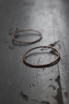 Aros Hoops cincelados ▽ Listos para entregar - Marcapiel