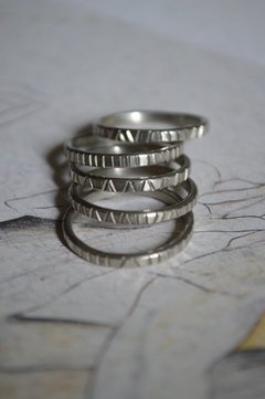 Anillos Apilados Cincelados - tienda online