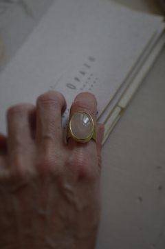 Anillo Mineral Cuarzo Rosa ▽ Listo para entregar - Marcapiel