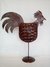 Gallo de pie portavela, en chapa cobreada.