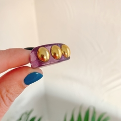 Anillo acrílico morado con brillo triple detalle dorado en internet