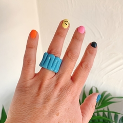 Anillo acrílico celeste con curvas - comprar online