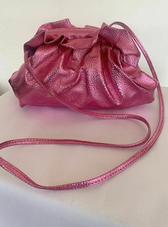 Bolso fucsia metalizado en internet