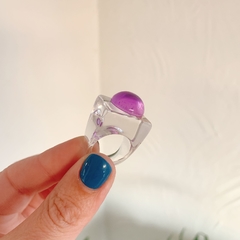 Anillo acrílico transparente con toque circular lila en internet