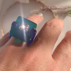 Anillo acrílico azul y verde más strass - tienda online
