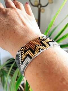 Pulsera tejida en internet