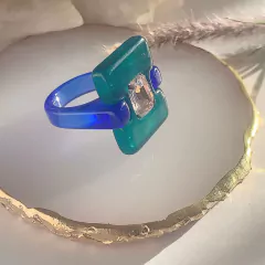 Anillo acrílico azul y verde más strass - comprar online