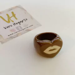 Anillo acrílico beso - comprar online