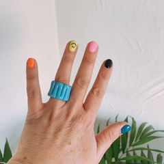 Anillo acrílico celeste con curvas
