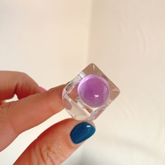 Anillo acrílico transparente con toque circular lila - Vero Hogarte