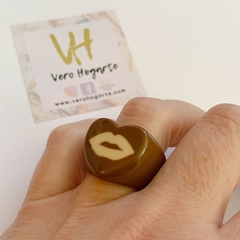 Anillo acrílico beso