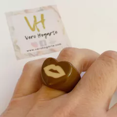 Anillo acrílico beso