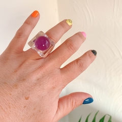 Anillo acrílico transparente con toque circular lila