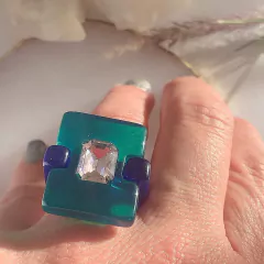 Anillo acrílico azul y verde más strass - Vero Hogarte