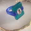 Anillo acrílico azul y verde más strass