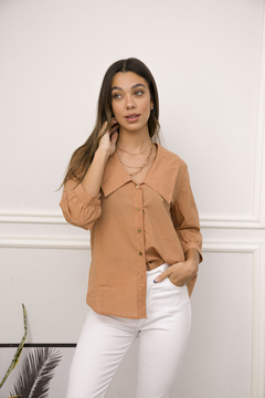 CAMISA JAZMIN CUELLO ANCHO.