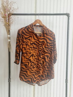 CAMISA 1 BOLSILLO M3/4 (ONDAS). en internet