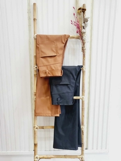 PANTALON RECTO CUERINA (TIRO ALTO). en internet