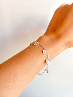 Pulsera de plata con dijes de corazón