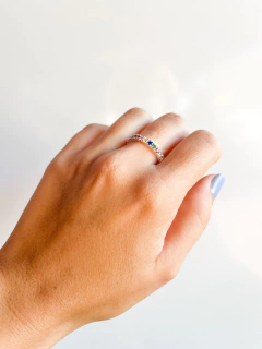 Anillo de plata con piedras de colores