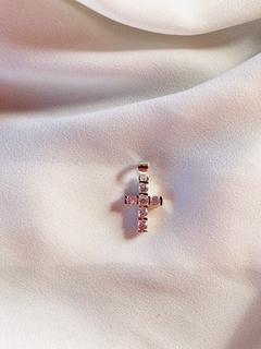 Dije de plata en forma de cruz con cubic blanco