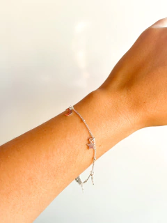Anillo de plata con dijes