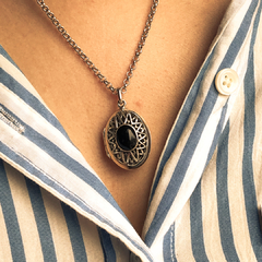 Dije de plata relicario con piedra hematite